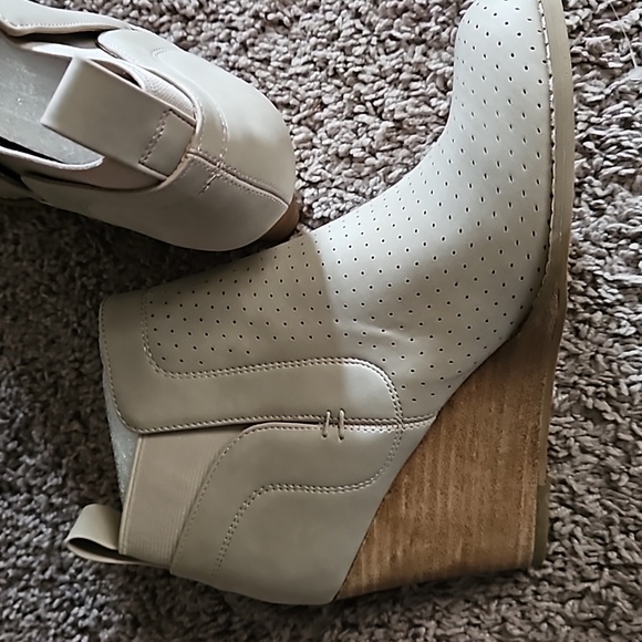 *NEW* DV by Dolce Vita Gerdy Wedge Bootie - Picture 6 of 13